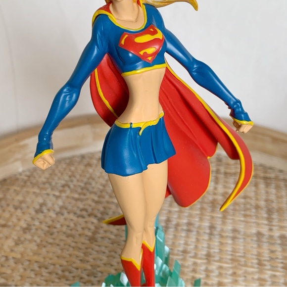 DC Direct Supergirl Mini Statue by Michael Turner - Picture 4 of 14